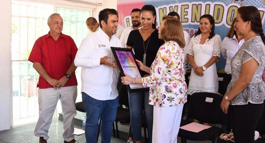 KENA MORENO FUNDADORA DEL CIJ, ENTREGA RECONOCIMIENTO A PRESIDENTE JSA Y ESPOSA LT