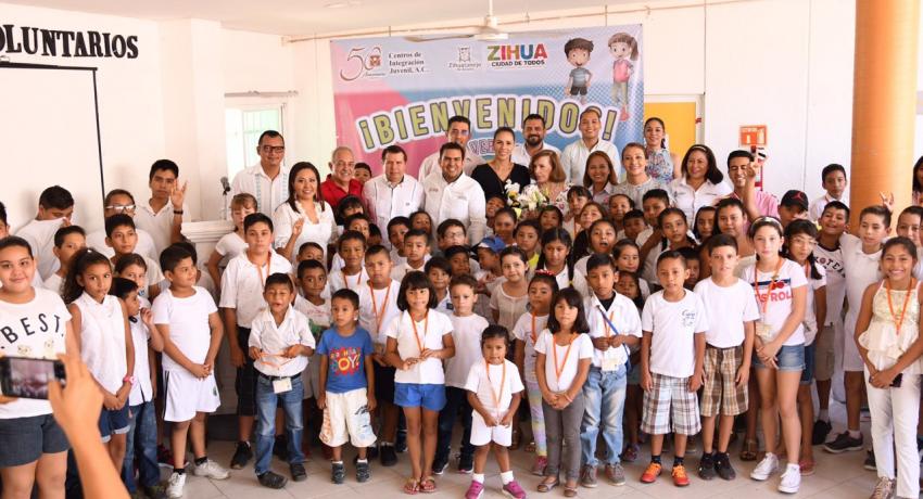 KENA MORENO FUNDADORA DEL CIJ, ENTREGA RECONOCIMIENTO A PRESIDENTE JSA Y ESPOSA LT