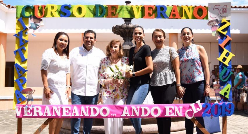 KENA MORENO FUNDADORA DEL CIJ, ENTREGA RECONOCIMIENTO A PRESIDENTE JSA Y ESPOSA LT