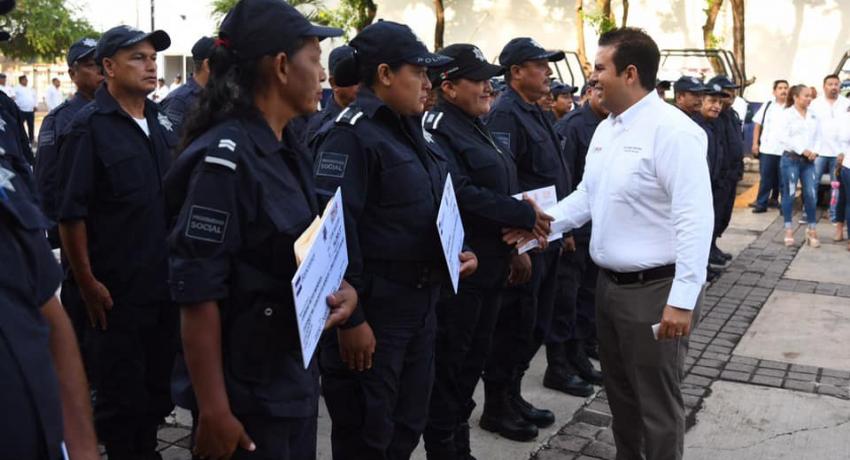 Alcalde JSA reconoce esfuerzo de policías municipales y les entrega apoyos económicos