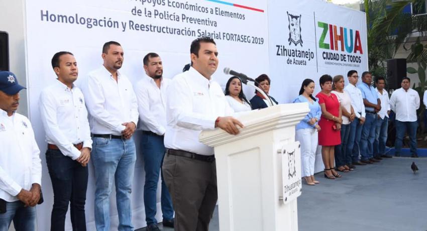 Alcalde JSA reconoce esfuerzo de policías municipales y les entrega apoyos económicos