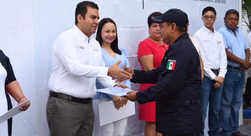Alcalde JSA reconoce esfuerzo de policías municipales y les entrega apoyos económicos