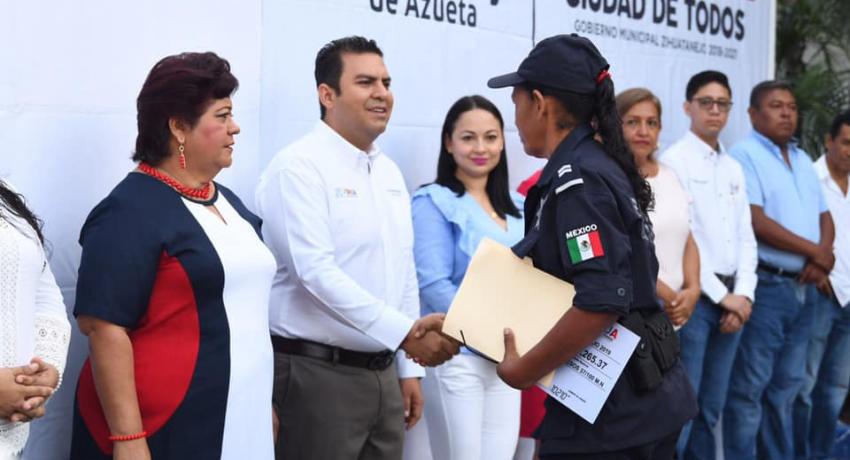 Alcalde JSA reconoce esfuerzo de policías municipales y les entrega apoyos económicos