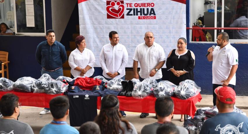 Presidente JSA cumple otro compromiso con PCyB; entrega 64 paquetes de uniformes