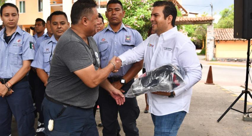 Presidente JSA cumple otro compromiso con PCyB; entrega 64 paquetes de uniformes