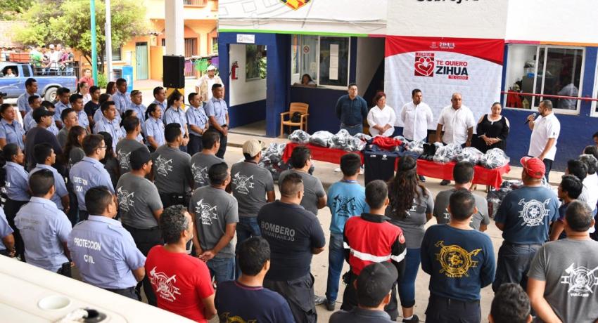 Presidente JSA cumple otro compromiso con PCyB; entrega 64 paquetes de uniformes