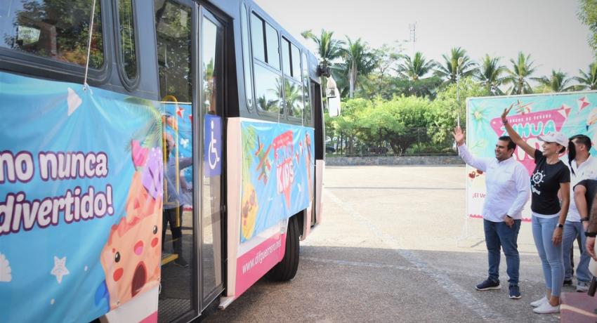 Presidente JSA y esposa LTC dan inicio a rally aventura para 15 niños del Zihua Kids