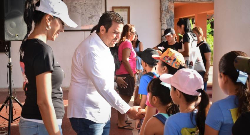 Presidente JSA y esposa LTC dan inicio a rally aventura para 15 niños del Zihua Kids