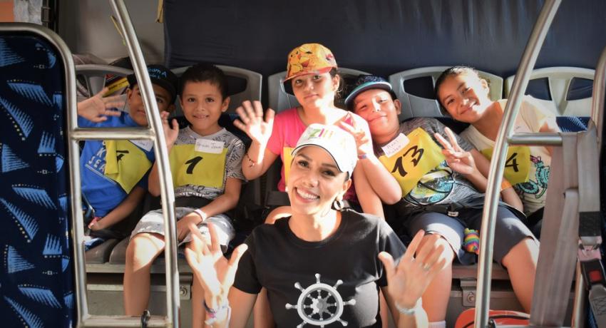 Presidente JSA y esposa LTC dan inicio a rally aventura para 15 niños del Zihua Kids