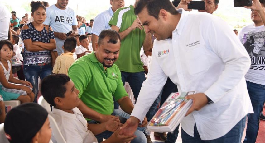 Entregan útiles escolares a más de 1600 niños