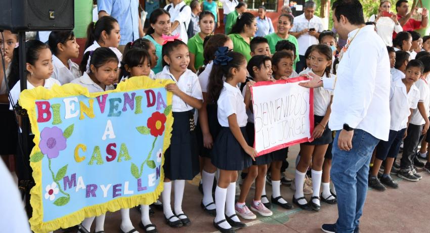 entrega obras en tres escuelas