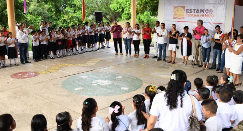 entrega obras en tres escuelas