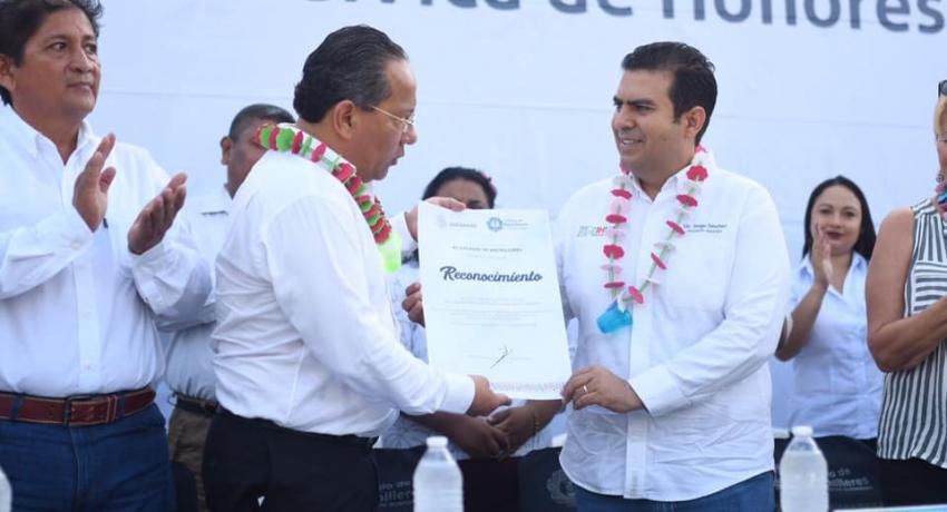 presidente recibe reconocimiento estatal 