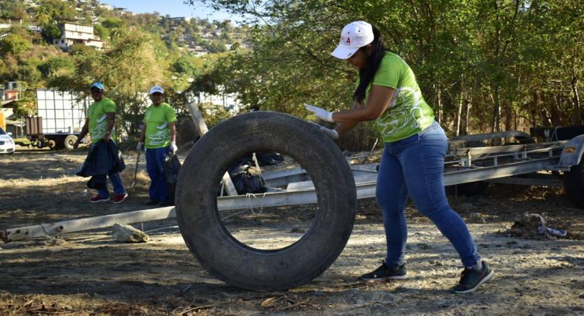 limpieza en las salinas