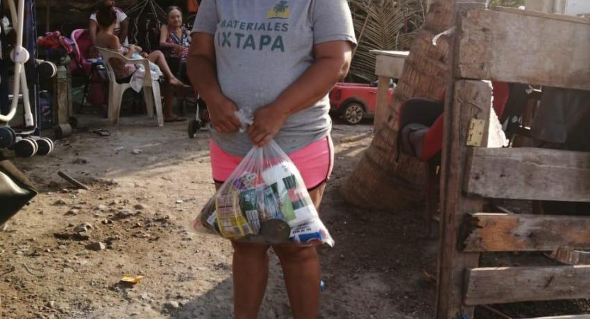 Entrega de apoyos a miles de familias zihuatanejenses.