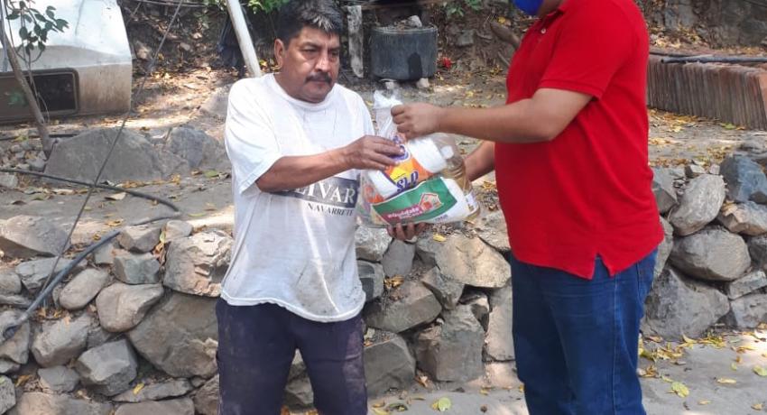 Entrega de apoyos a miles de familias zihuatanejenses.