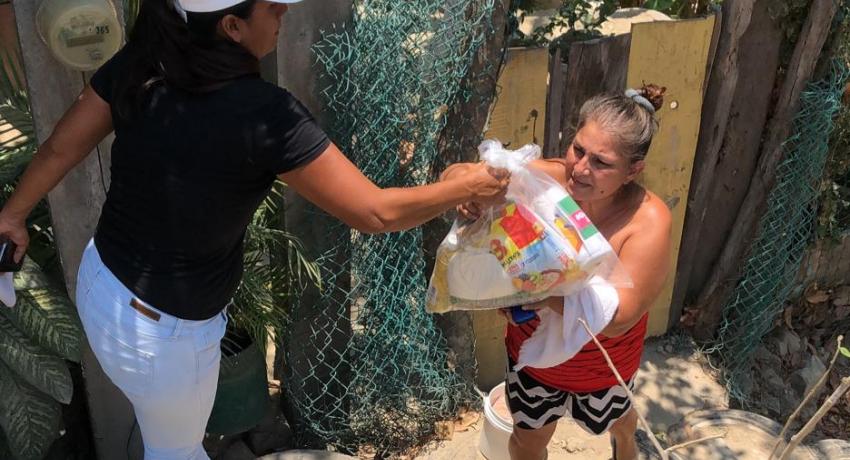 Entrega de apoyos a miles de familias zihuatanejenses.