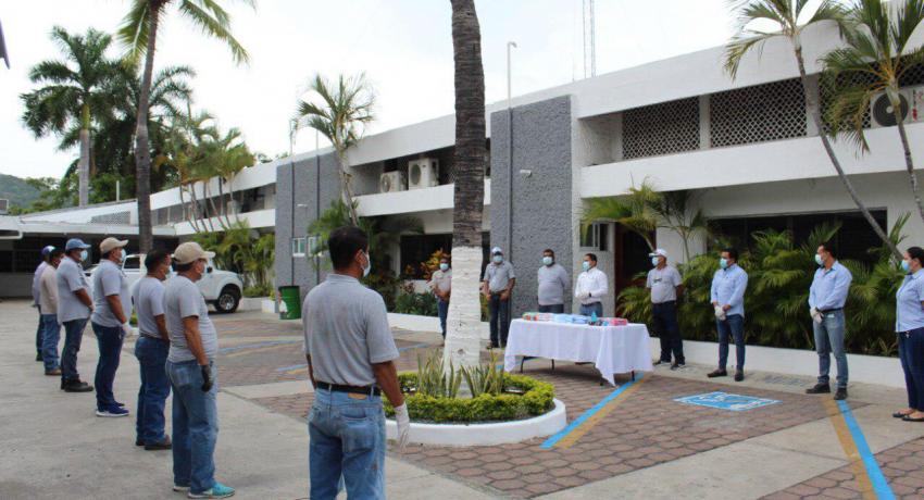 Entrega de uniformes a mas de 300 trabajadores de la CAPAZ