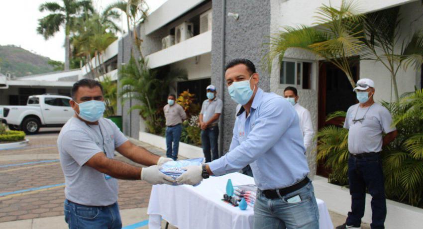 Entrega de uniformes a mas de 300 trabajadores de la CAPAZ