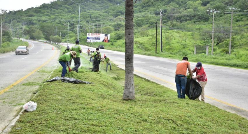 trabajos de limpieza en bulevar Aeropuerto
