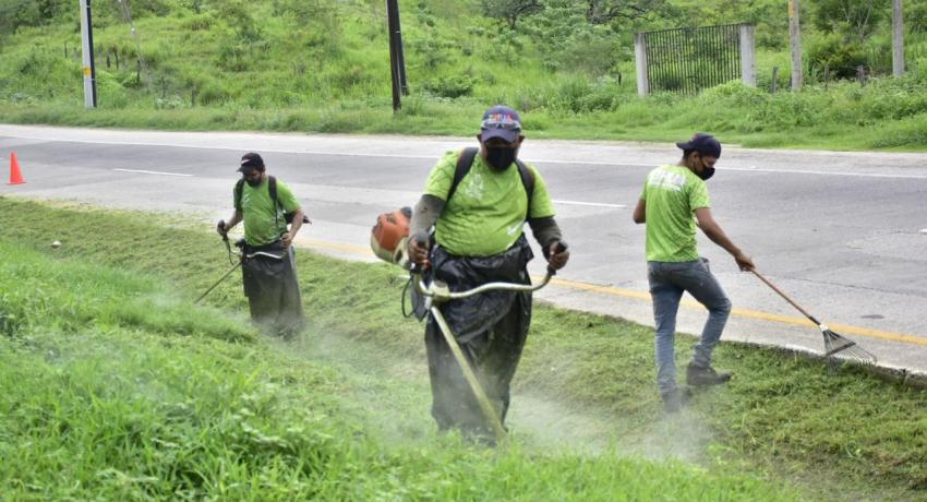 trabajos de limpieza en bulevar Aeropuerto