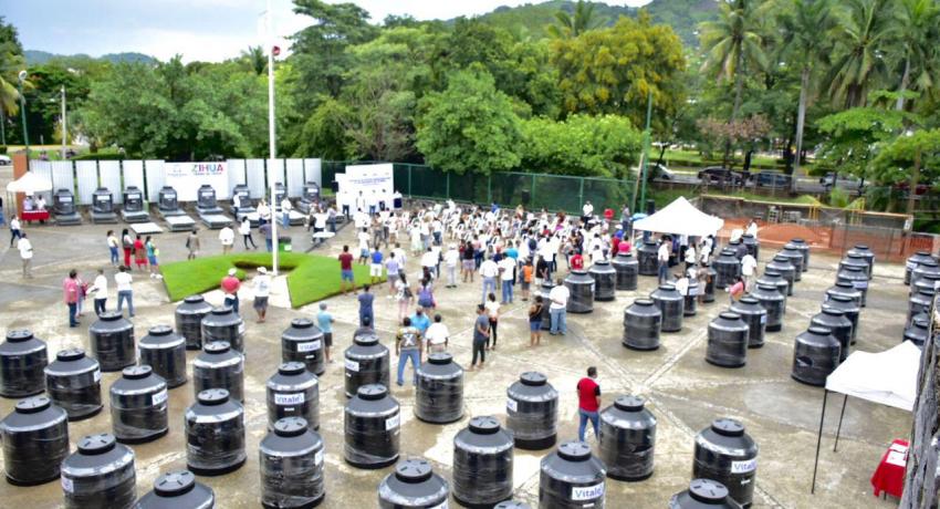 Entrega de tinaco, lámina galvanizada y bultos de cemento.