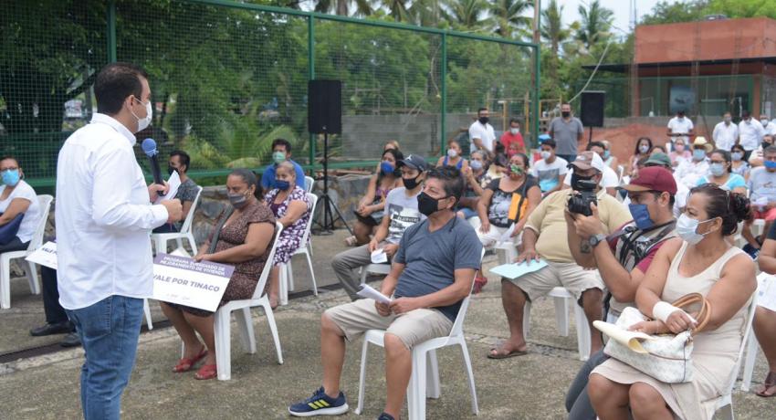 Entrega de tinaco, lámina galvanizada y bultos de cemento.