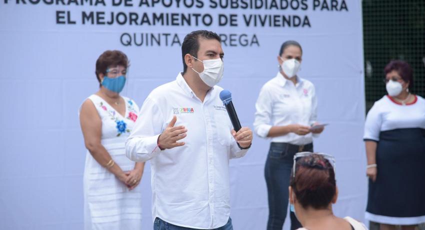 Entrega de tinaco, lámina galvanizada y bultos de cemento.