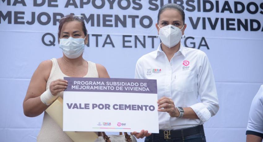 Entrega de tinaco, lámina galvanizada y bultos de cemento.