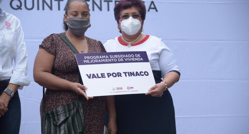Entrega de tinaco, lámina galvanizada y bultos de cemento.
