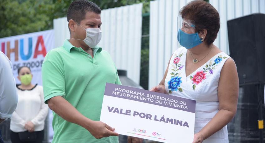 Entrega de tinaco, lámina galvanizada y bultos de cemento.