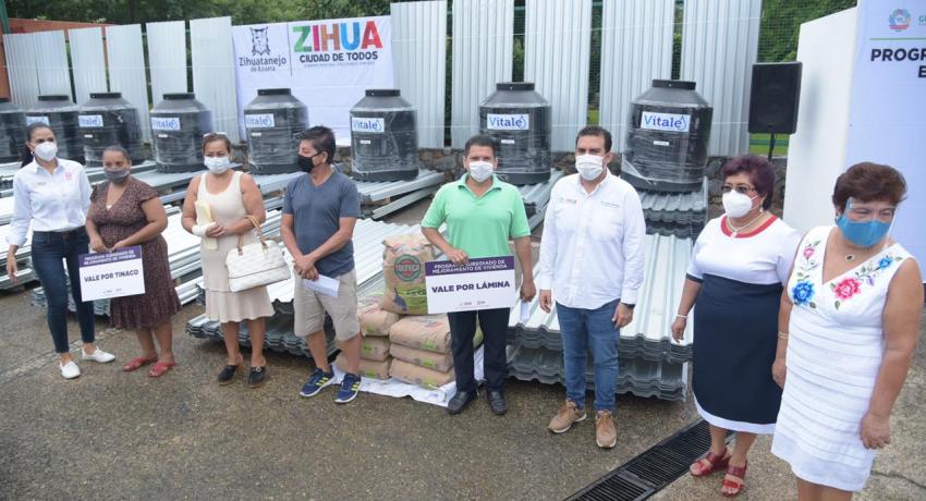 Entrega de tinaco, lámina galvanizada y bultos de cemento.