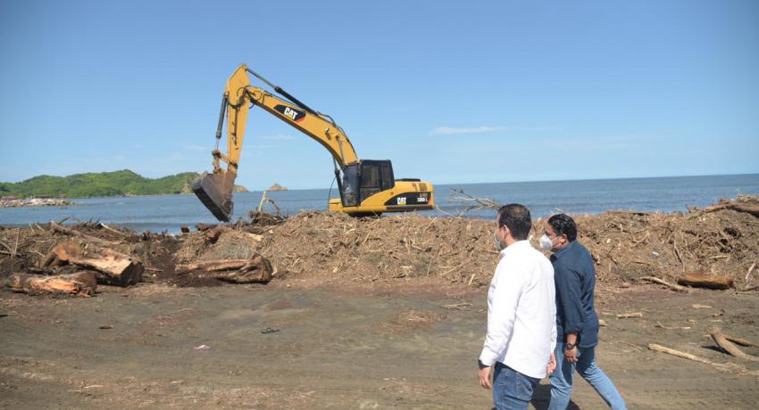  Trabajos de limpieza en playa Linda