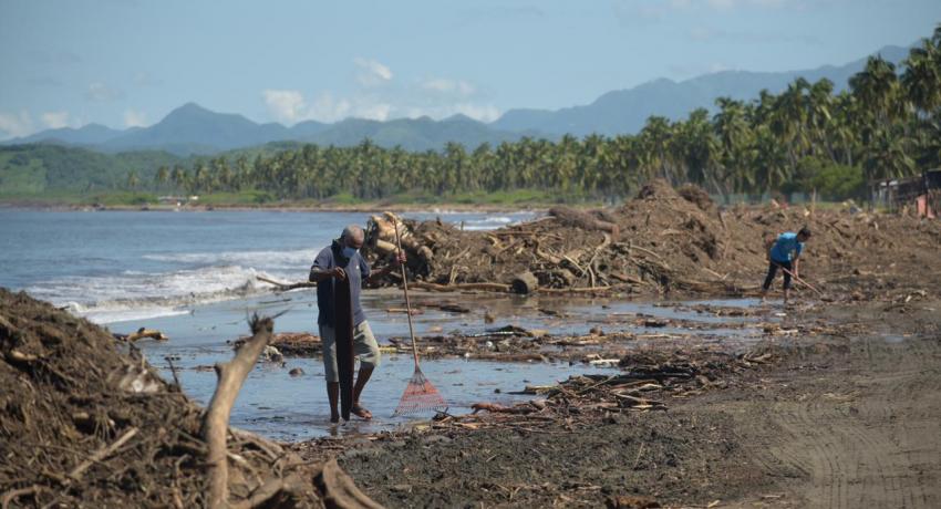  Trabajos de limpieza en playa Linda
