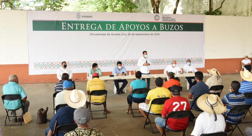 Entregan apoyos a buzos