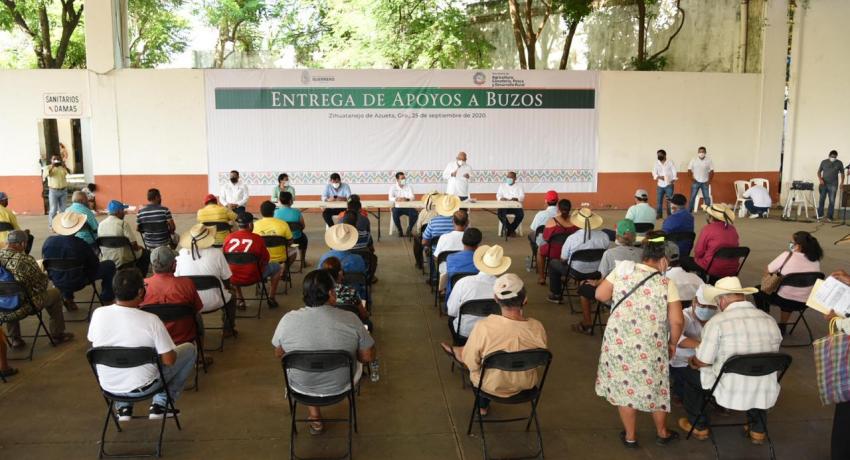 Entregan apoyos a buzos