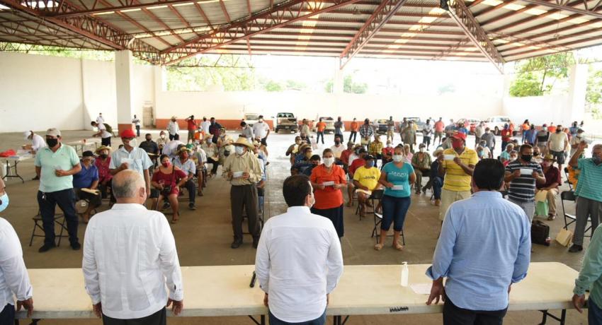 Entregan apoyos a buzos