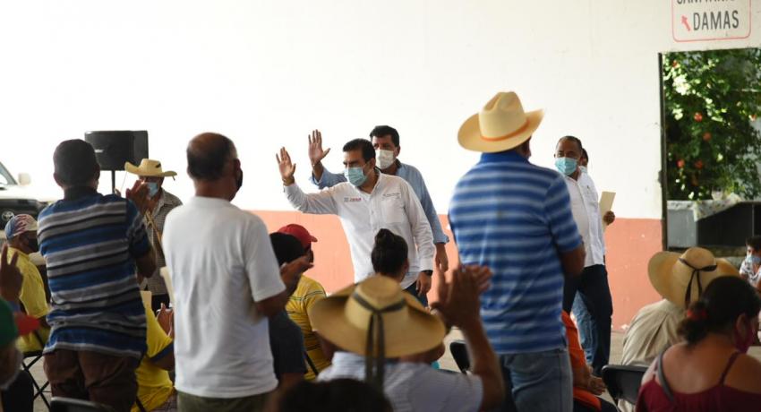 Entregan apoyos a buzos