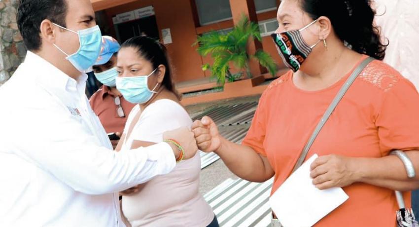 Entrega de apoyos a familias 