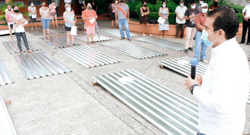 Entrega de apoyos a familias 