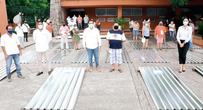 Entrega de apoyos a familias 