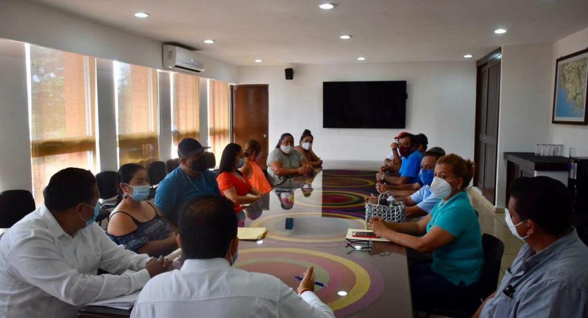 Restauranteros y prestadores de servicios de La Isla