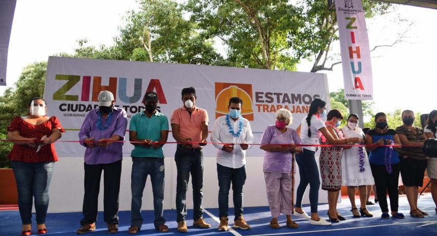 Entrega de cancha techada en el posquelite