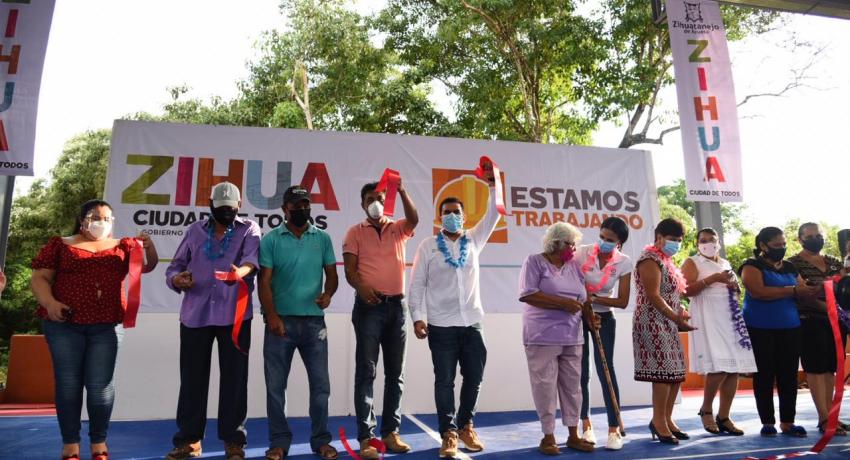 Entrega de cancha techada en el posquelite