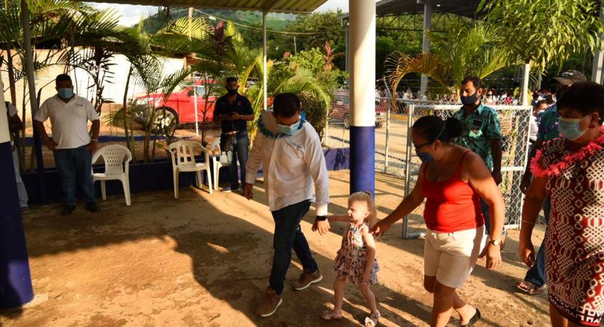 Entrega de cancha techada en el posquelite