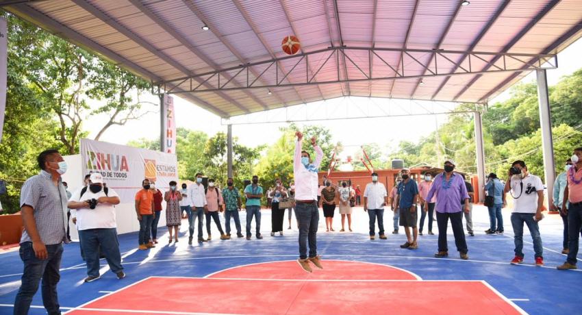 Entrega de cancha techada en el posquelite