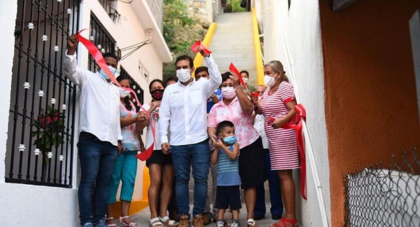 Andadores en las colonias La Laja y 16 de Mayo