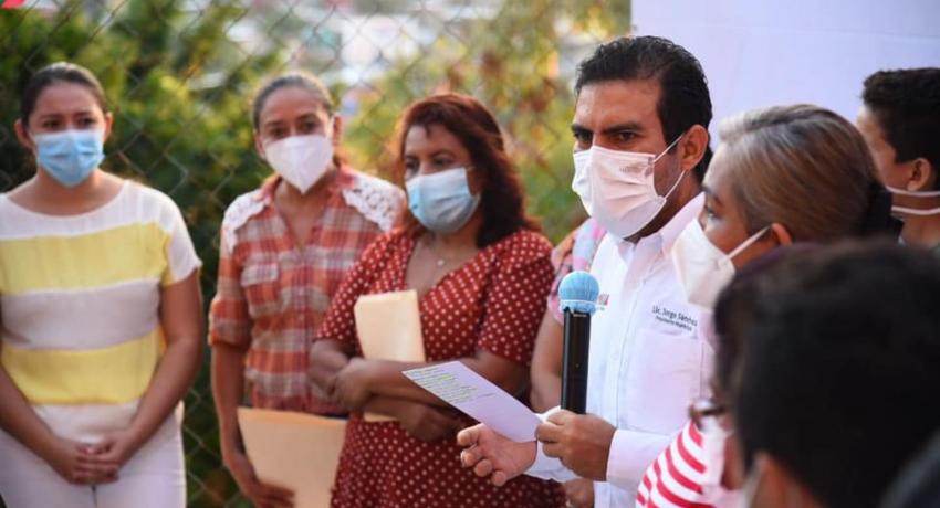 Andadores en las colonias La Laja y 16 de Mayo