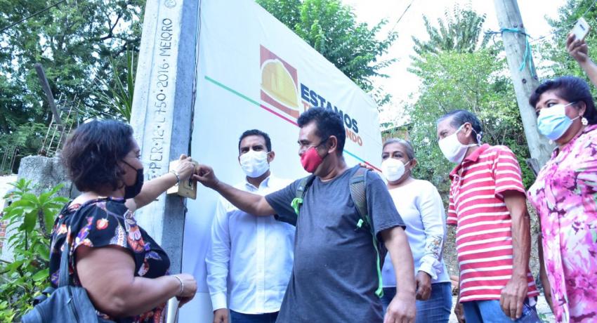 Electrificación en la calle Río Atoyac de la colonia Darío Galeana