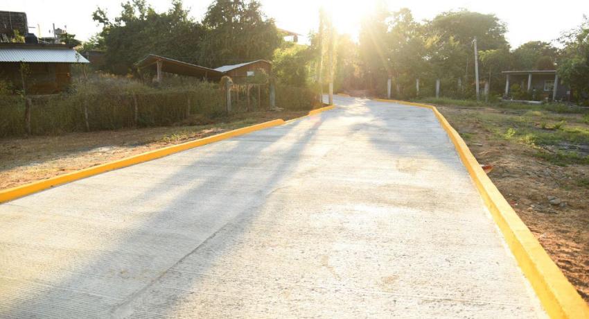 Los Achotes estrenan calle pavimentada